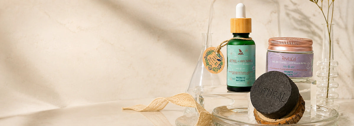 Sérum nRetinol + nNiacinamida, creme RevitaCel e sabonete artesanal preto De La Terre em composição premium.